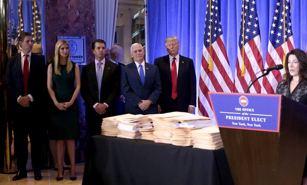 Optreden voor Trump kost advocatenkantoor klant